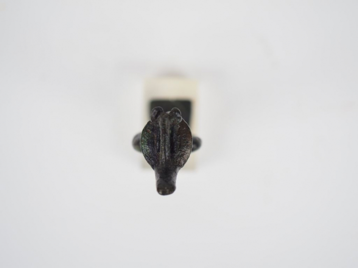 Statuette en bronze de la déesse Neith debout sur une base rectangulai