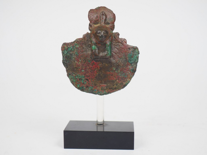 Egide en bronze avec la tête de la déesse Sekhmet. Egypte. Basse Epoqu