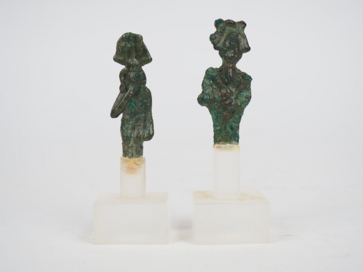 Deux statuettes en bronze d’Osiris et Harpocrate. Egypte. Basse-Epoque