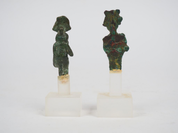 Deux statuettes en bronze d’Osiris et Harpocrate. Egypte. Basse-Epoque