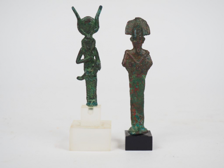 Deux statuettes en bronze figurant Osiris et Isis allaitant Harpocrate