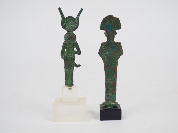 Deux statuettes en bronze figurant Osiris et Isis allaitant Harpocrate