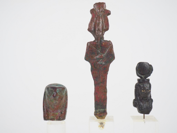 Statuette d’Osiris, buste d’Isis et tête d’Horus (?) en bronze. Egypte