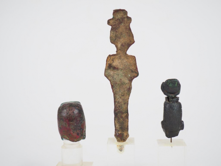 Statuette d’Osiris, buste d’Isis et tête d’Horus (?) en bronze. Egypte