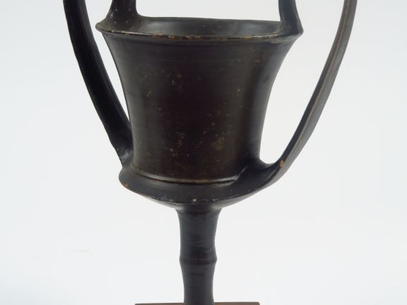 Canthare à vernis noir sur haut piédouche de type béotien (similaires 