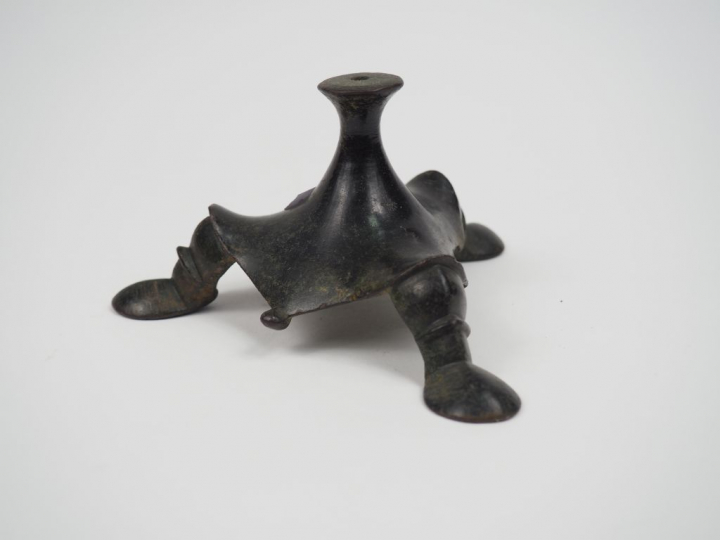 Pied de candélabre byzantin en bronze. H. : 7 cm