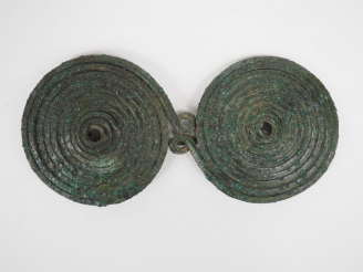 Vente aux enchères Fibule en bronze à double spirale. Europe, Ier Age du Fer (VIIIe-VIIe 