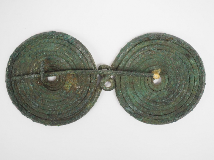 Fibule en bronze à double spirale. Europe, Ier Age du Fer (VIIIe-VIIe 