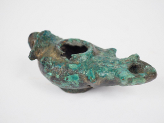 Vente aux enchères Lampe à huile en bronze. Période romaine. L. : 9 cm.