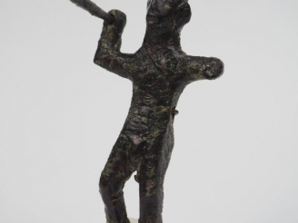 Vente aux enchères Statuette en bronze d’un personnage tenant une lance dans sa main droi