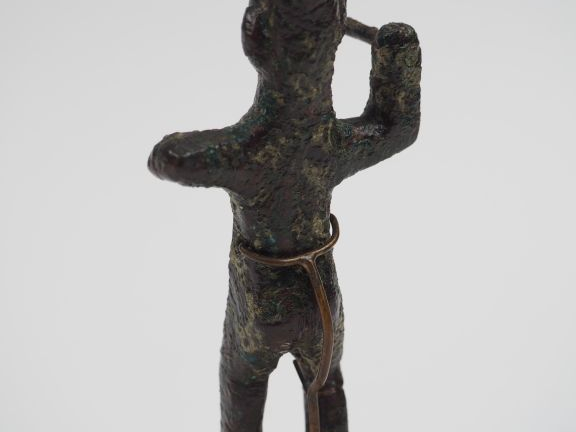 Statuette en bronze d’un personnage tenant une lance dans sa main droi