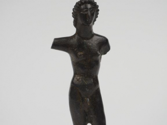 Vente aux enchères Statuette en bronze représentant un homme nu. Gaule (à rapprocher des 