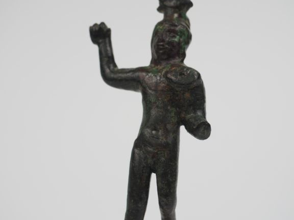 Statuette en bronze figurant un personnage nu coiffé d’une étoile. Pér