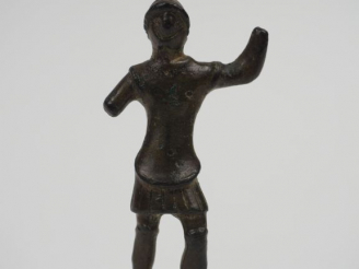 Vente aux enchères Statuette en bronze du dieu Mars cuirassé. Période étrusque (V-IIIe s.