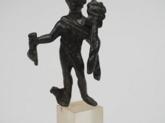 Vente aux enchères Statuette en bronze du dieu Mercure vêtu d’une chlamyde, coiffé d’un p