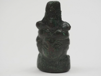 Vente aux enchères Tête romaine en bronze. H. : 6.5 cm.