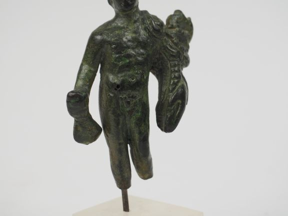 Statuette en bronze du dieu Mercure vêtu d’une chlamyde, coiffé d’un p