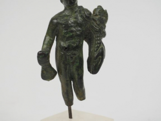 Vente aux enchères Statuette en bronze du dieu Mercure vêtu d’une chlamyde, coiffé d’un p