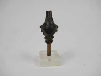 Vente aux enchères Fragment d’anse en bronze décorée d’une tête en applique. Période roma