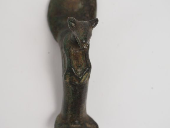 Pied en bronze décoré d’un animal (loup). Période étrusque ou préromai