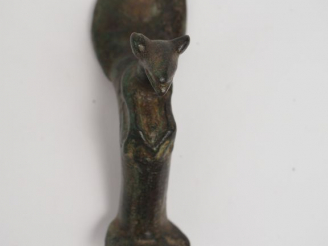 Vente aux enchères Pied en bronze décoré d’un animal (loup). Période étrusque ou préromai