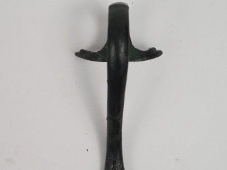 Vente aux enchères Anse en bronze avec une tête de méduse en applique. Période romaine. H