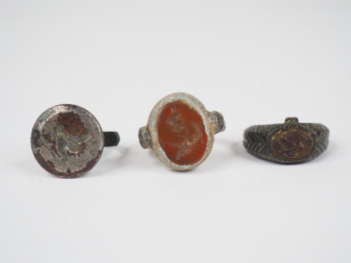 Trois bagues avec intailles en cabochon.