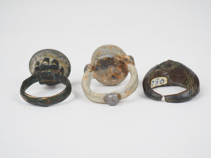 Trois bagues avec intailles en cabochon.