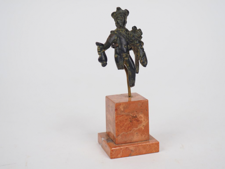 Statuette en bronze du dieu Mercure vêtu d’une chlamyde, coiffé d’un p