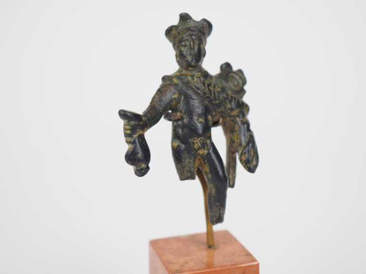 Statuette en bronze du dieu Mercure vêtu d’une chlamyde, coiffé d’un p