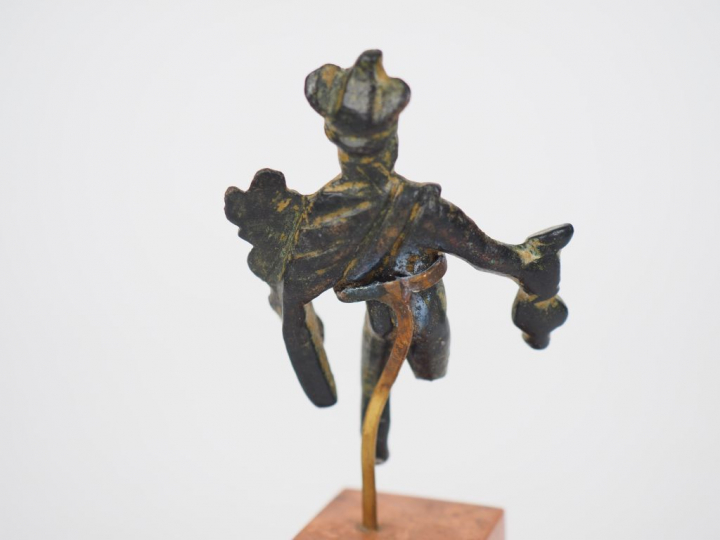 Statuette en bronze du dieu Mercure vêtu d’une chlamyde, coiffé d’un p