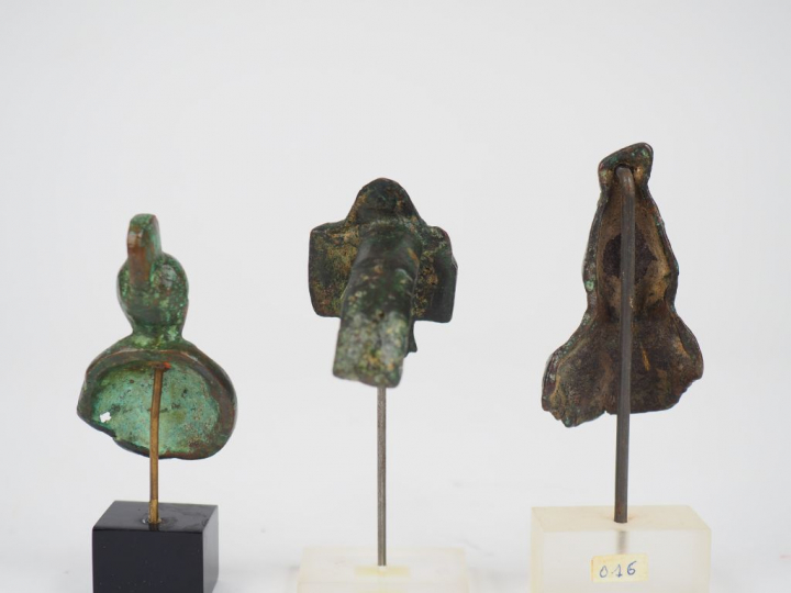 Deux bustes et une anse/applique en bronze. Epoque romaine. H. : 6 cm,