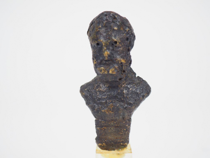 Buste romain en bronze. H. : 7.5 cm.