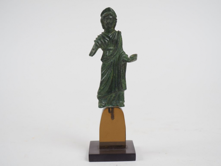 Statuette en bronze d’une femme ou déesse romaine (Fortuna ?) tenant u