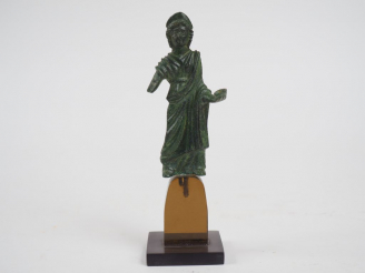 Vente aux enchères Statuette en bronze d’une femme ou déesse romaine (Fortuna ?) tenant u