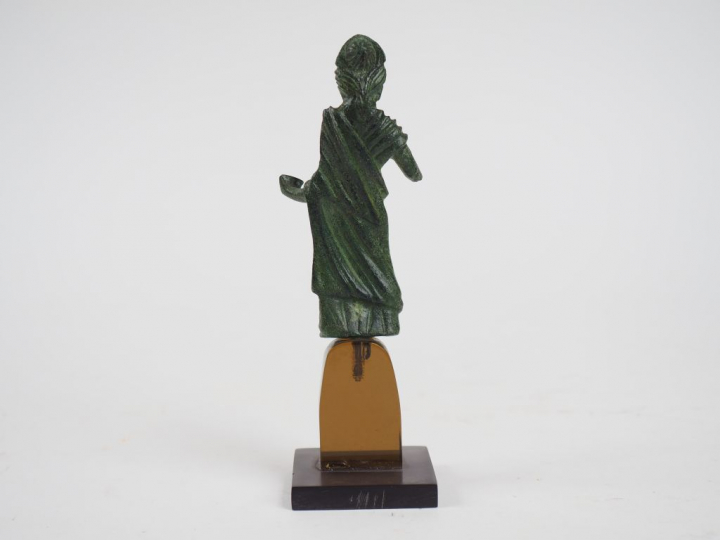 Statuette en bronze d’une femme ou déesse romaine (Fortuna ?) tenant u