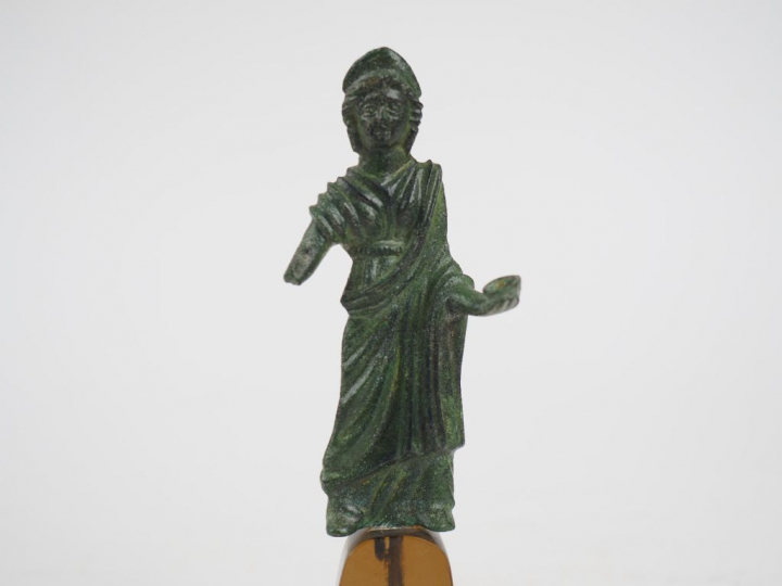 Statuette en bronze d’une femme ou déesse romaine (Fortuna ?) tenant u