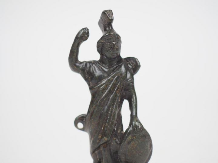 Applique en bronze figurant la déesse Minerve. Epoque romaine.  H. : 8