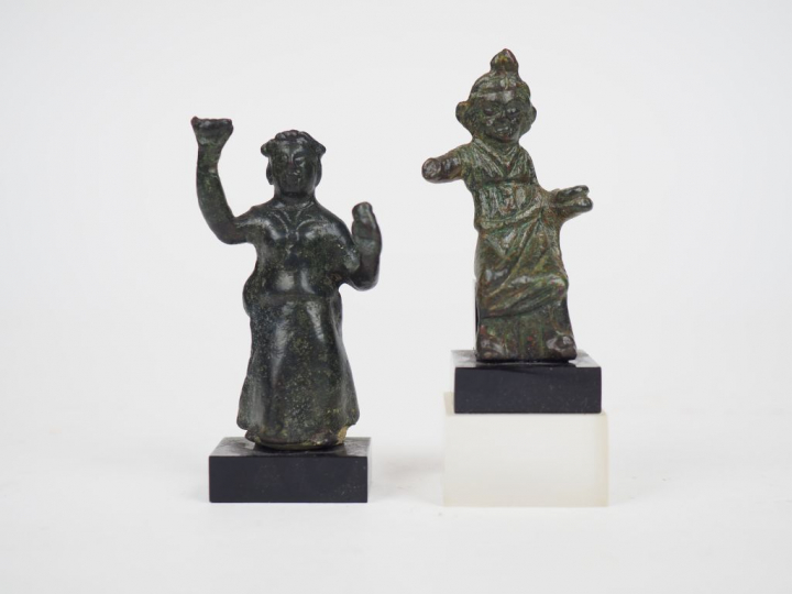 Deux statuettes féminines en bronze d’époque romaine. H. : 6.7 cm et 6