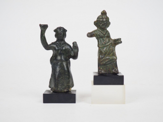 Vente aux enchères Deux statuettes féminines en bronze d’époque romaine. H. : 6.7 cm et 6
