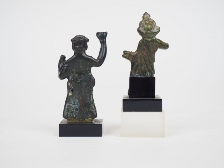 Deux statuettes féminines en bronze d’époque romaine. H. : 6.7 cm et 6