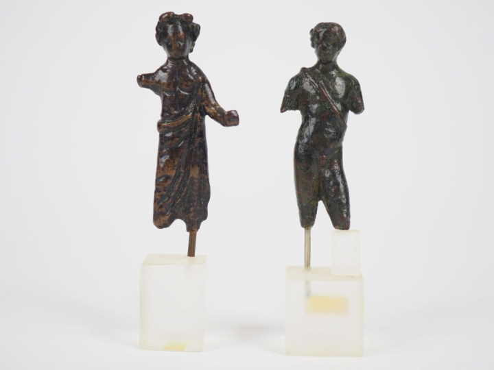 Deux statuettes de dieux romains en bronze. Manques visibles. H. : 6.5