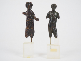 Vente aux enchères Deux statuettes de dieux romains en bronze. Manques visibles. H. : 6.5