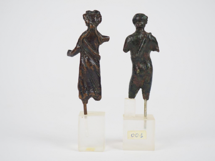 Deux statuettes de dieux romains en bronze. Manques visibles. H. : 6.5