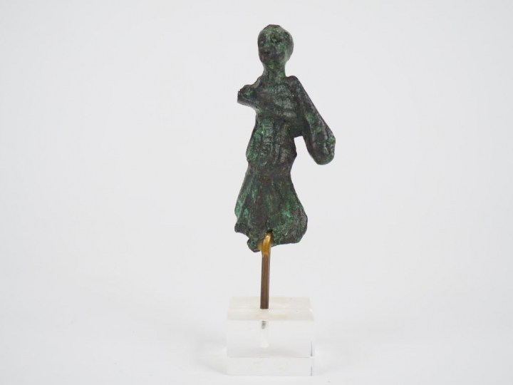 Statuette féminine romaine en bronze. H. : 8 cm.