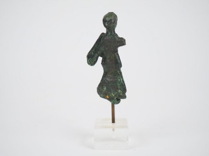 Statuette féminine romaine en bronze. H. : 8 cm.