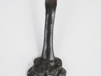Vente aux enchères Anse en bronze avec un visage en médaillon. Epoque romaine. L. : 16 cm
