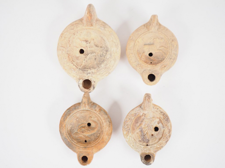 Quatre lampes romaine en terre cuite avec décor d’animaux (dauphin et 