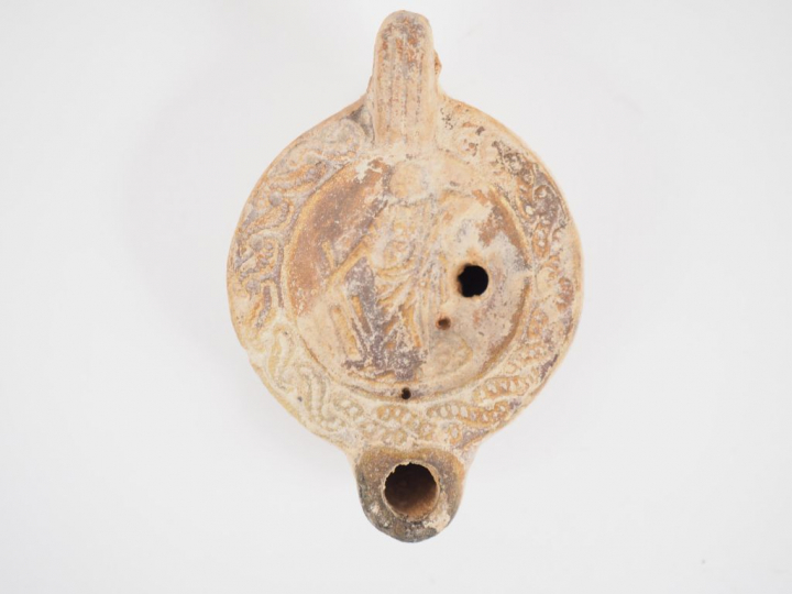 Quatre lampes romaine en terre cuite avec décor d’animaux (dauphin et 