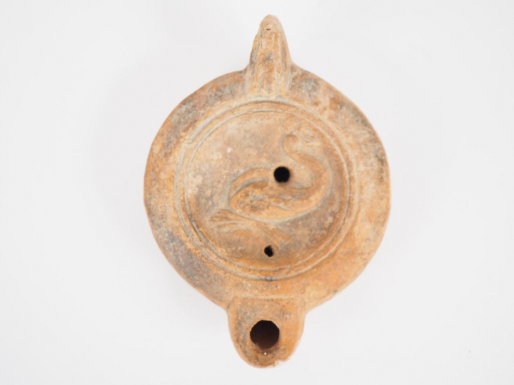 Quatre lampes romaine en terre cuite avec décor d’animaux (dauphin et 